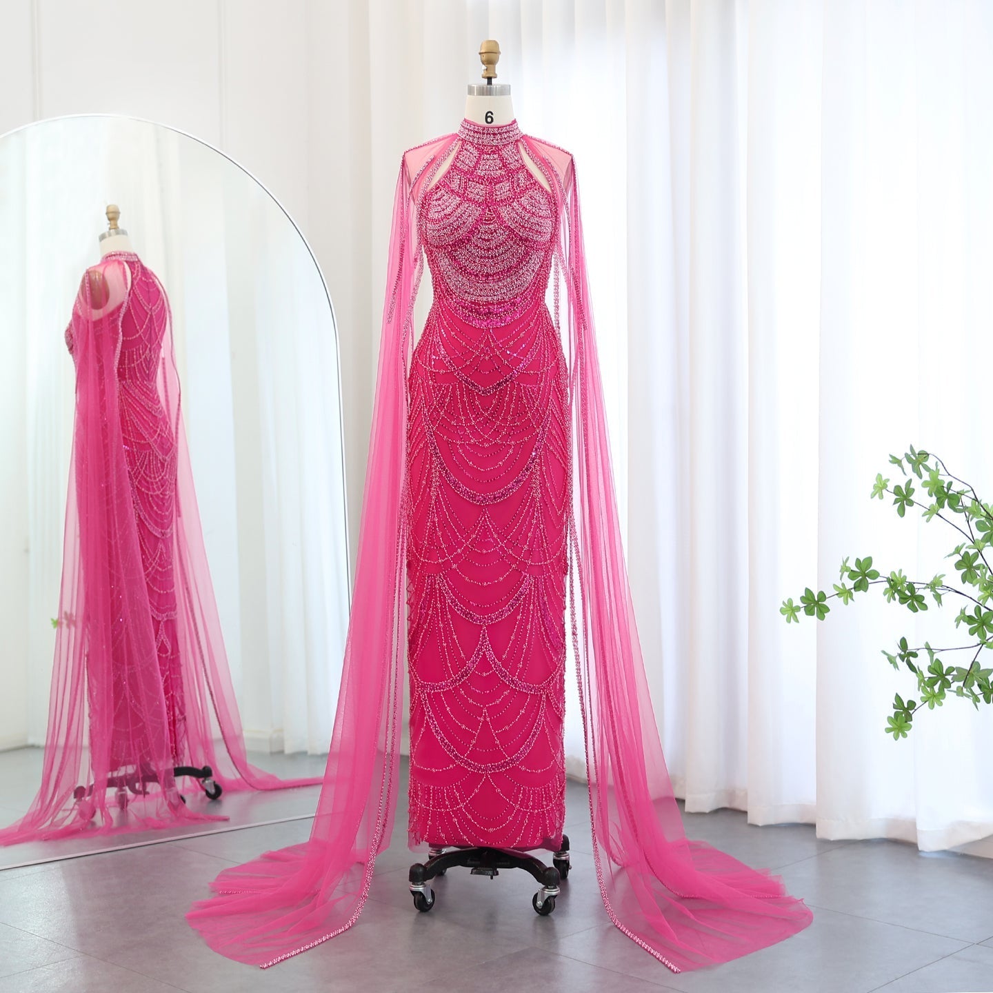 فستان سهرة أسود فاخر بأكمام كاب