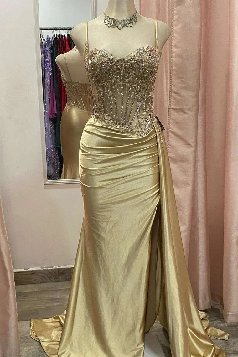 فستان سهرة طويل لامع مذهل بفتحة عالية