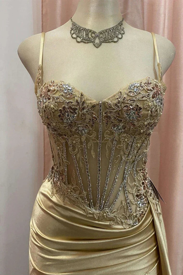 فستان سهرة طويل لامع مذهل بفتحة عالية