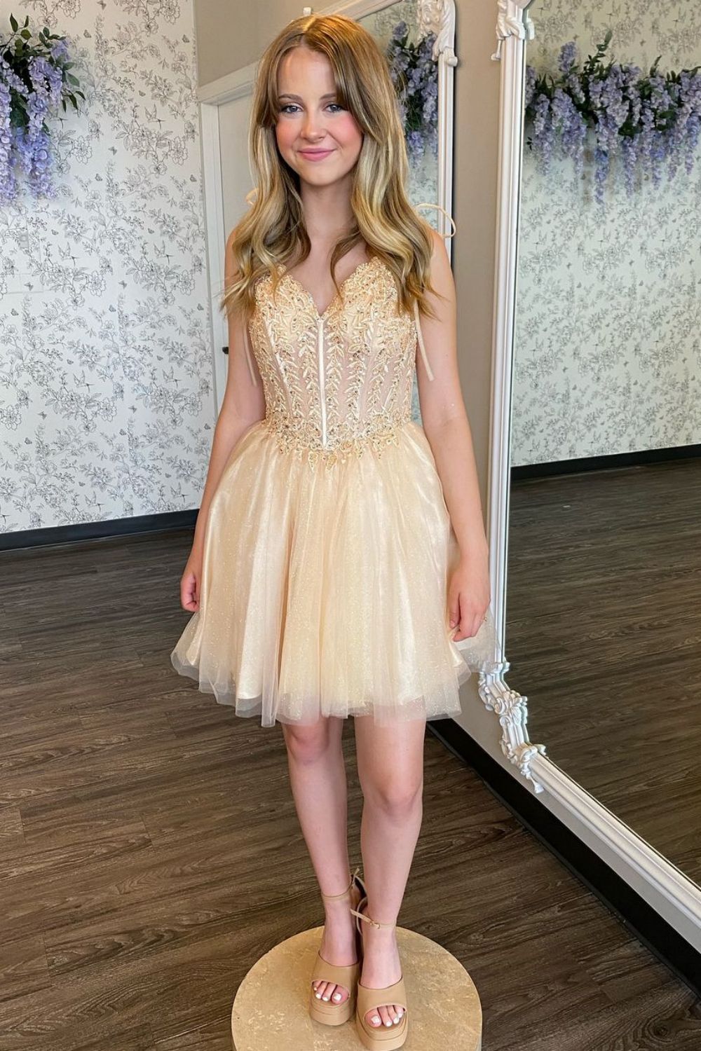 Chic A-Line Short Homecoming Dress With Appliques
