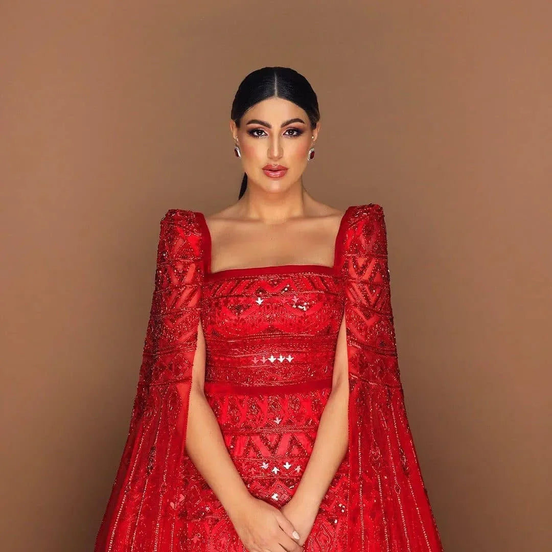 فستان سهرة فاخر باللون الأحمر النبيذي بأكمام كاب