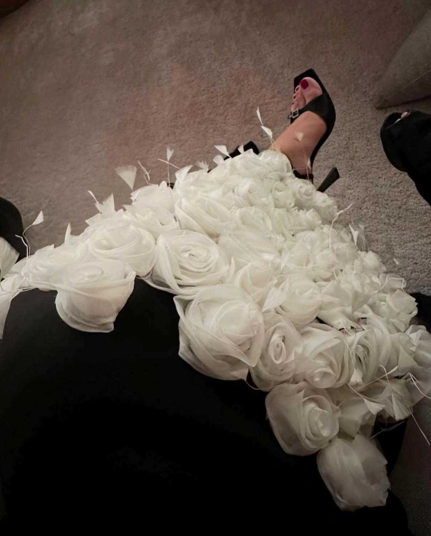 فستان سهرة أسود أنيق بأكمام طويلة مزين بزهور ثلاثية الأبعاد