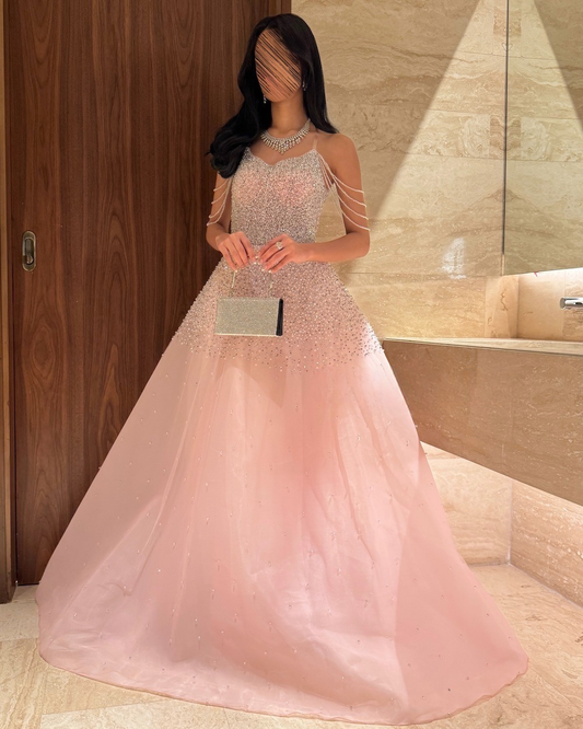 فستان سهرة وردي مع سلاسل متدلية وتطريز