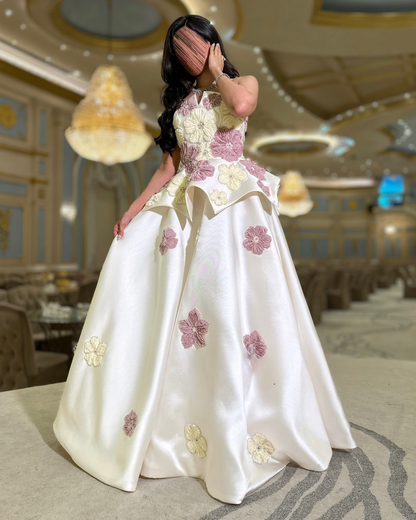 فستان سهرة أبيض عاجي مع تطريز بارز