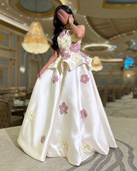 فستان سهرة أبيض عاجي مع تطريز بارز