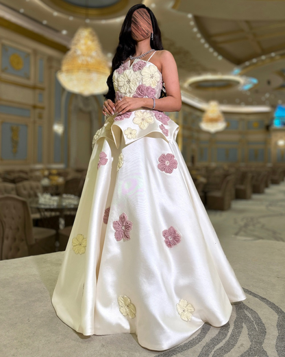 فستان سهرة أبيض عاجي مع تطريز بارز