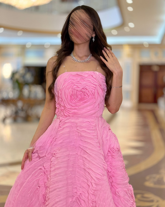 فستان سهرة وردي مع كشكشة في جميع أنحاءه