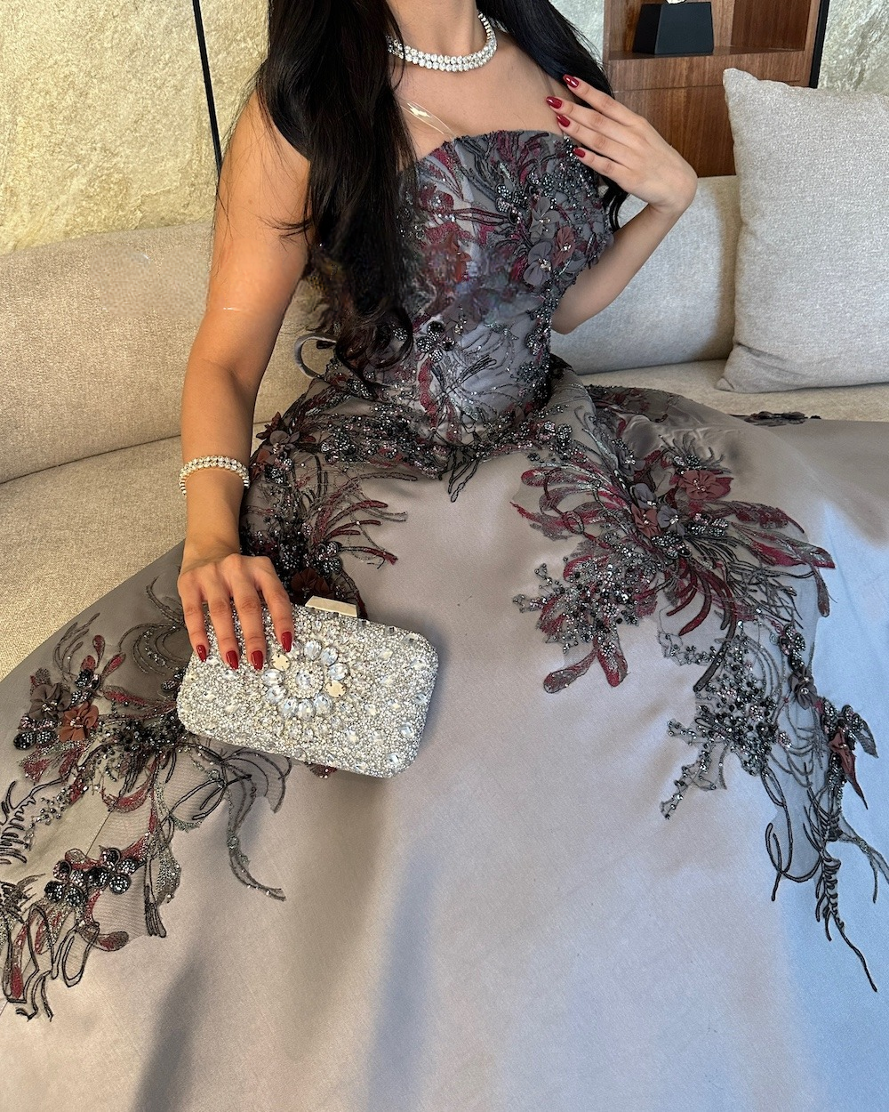 فستان سهرة رمادي مع زخارف عنابي