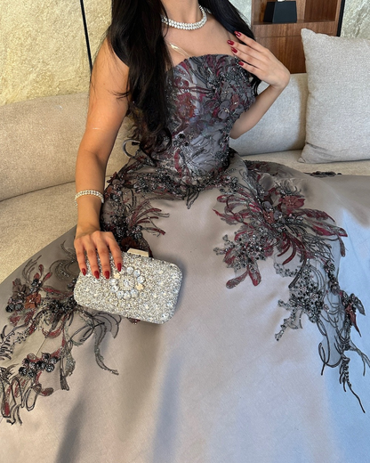 فستان سهرة رمادي مع زخارف عنابي