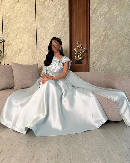 فستان سهرة باللون الأزرق السماوي بتصميم انسيابي وتطريز أنيق