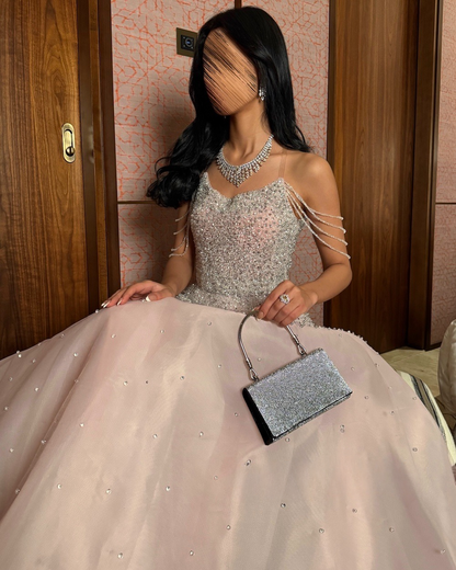 فستان سهرة وردي مع سلاسل متدلية وتطريز