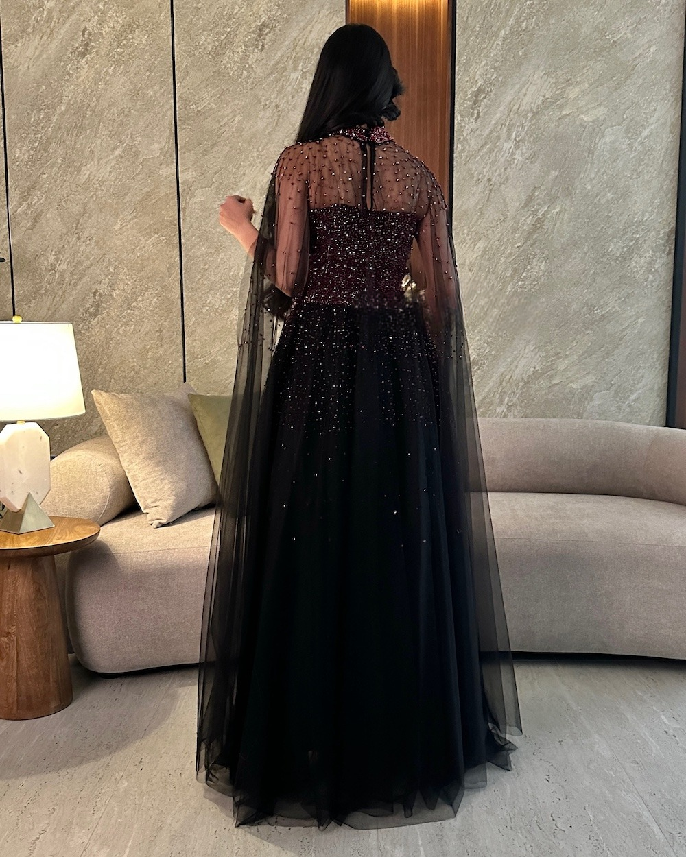 فستان سهرة أسود فاخر مع أحجار لامعة