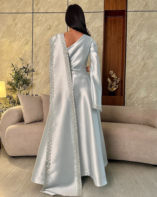 فستان سهرة باللون الأزرق السماوي بتصميم انسيابي وتطريز أنيق