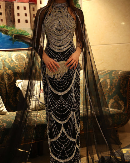 فستان سهرة أسود فاخر بأكمام كاب