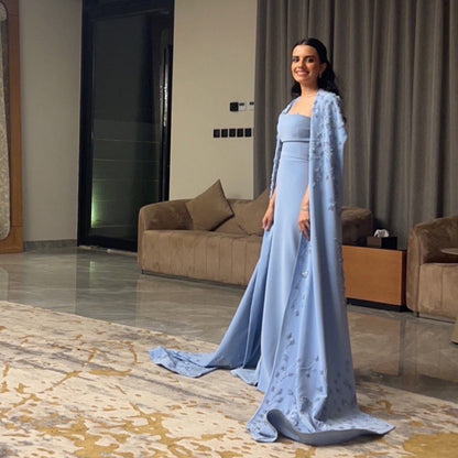 فستان سهرة أزرق أنيق بقصة حورية البحر وأكمام على شكل كيب