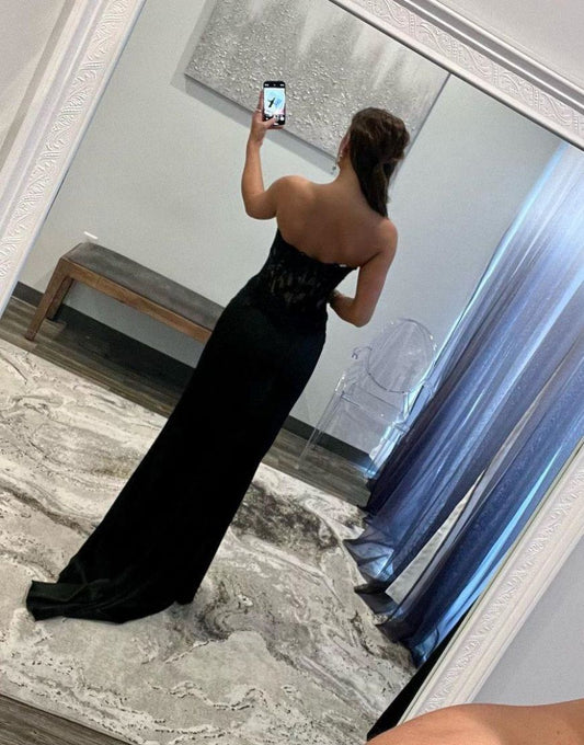 فستان سهرة أسود طويل على شكل قلب مع فتحة