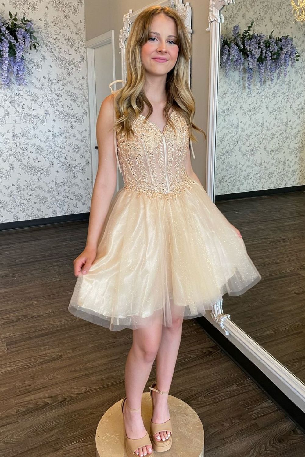 Chic A-Line Short Homecoming Dress With Appliques