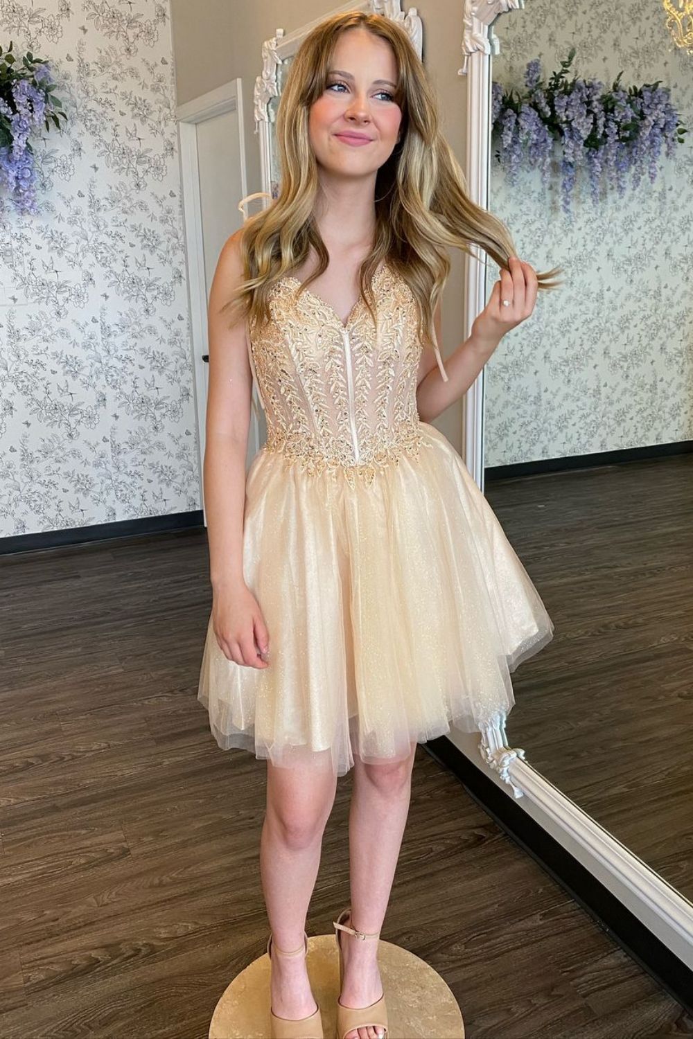 Chic A-Line Short Homecoming Dress With Appliques
