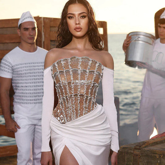 فستان سهرة فاخر باللون الأبيض بتصميم صدفي وفتحة عالية موديل SS416
