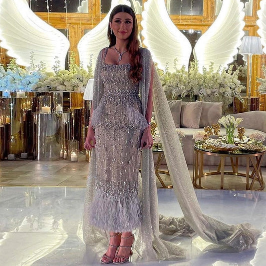 فستان سهرة فاخر رمادي اللون بأكمام مستقيمة من الريش
