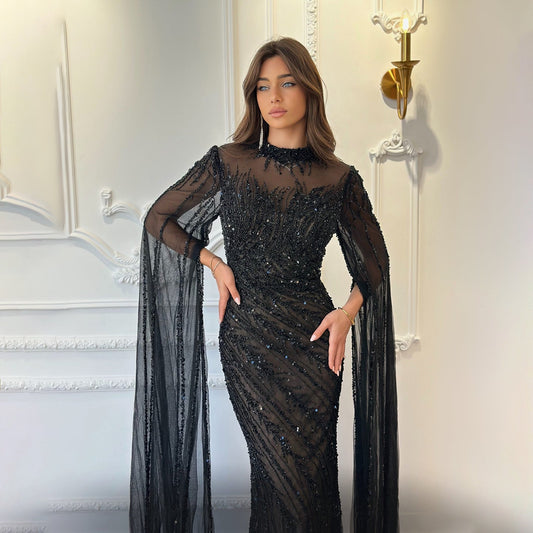 فستان سهرة فاخر باللون الأسود برقبة عالية وأكمام على شكل كيب