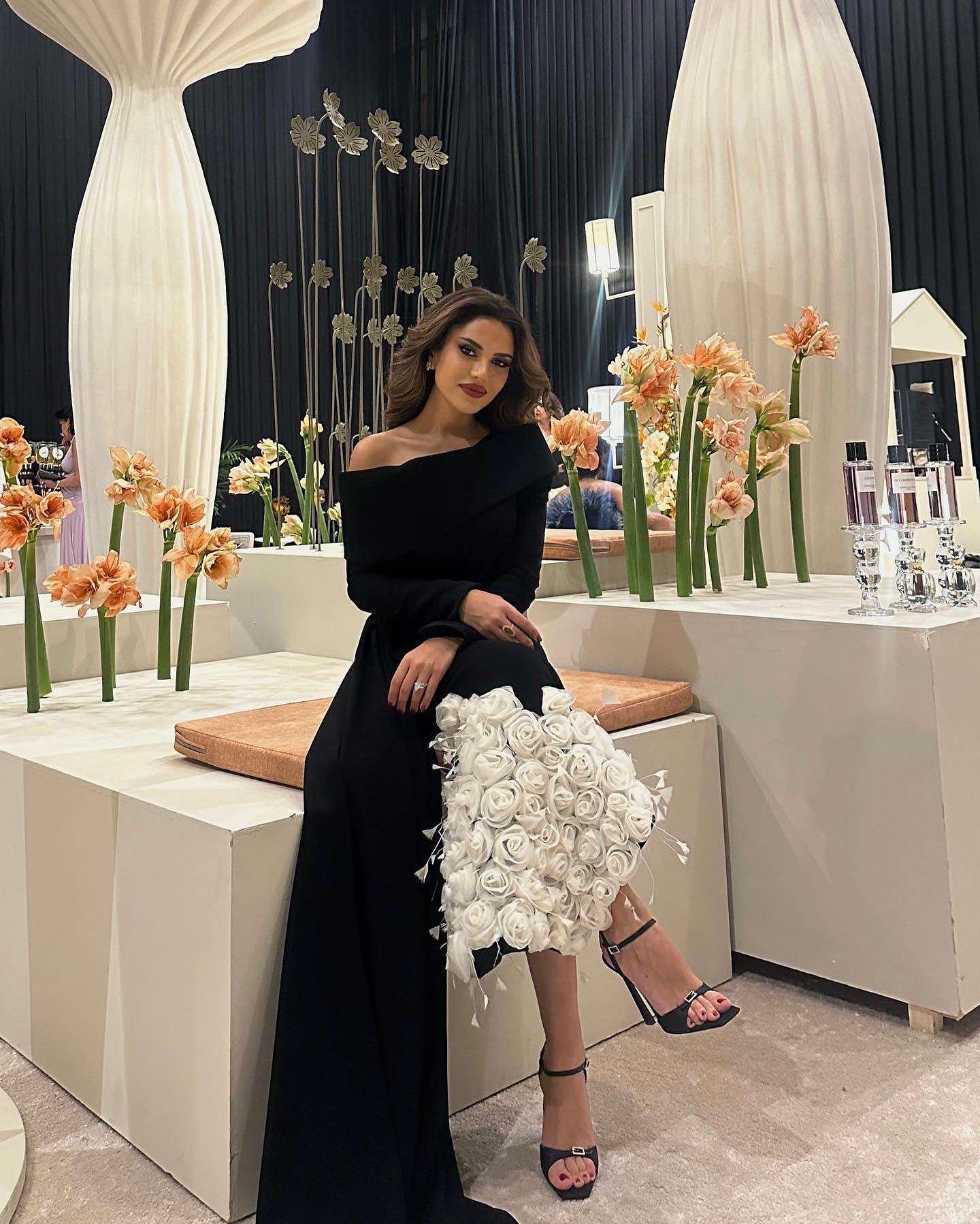 فستان سهرة أسود أنيق بأكمام طويلة مزين بزهور ثلاثية الأبعاد